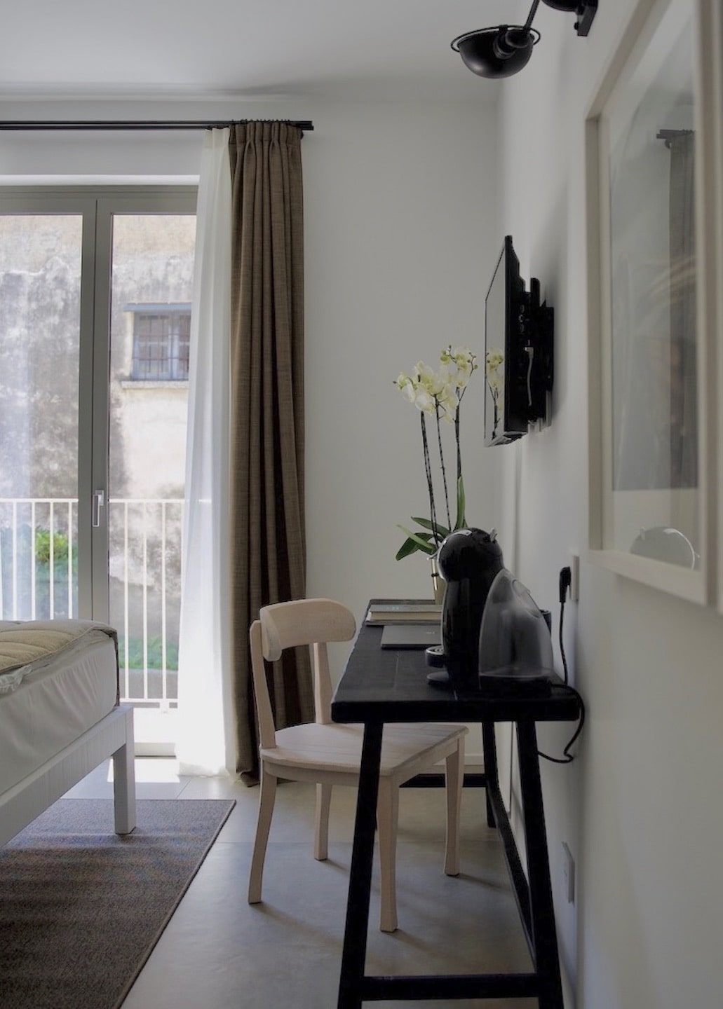 Camera d'albergo con scrivania, sedia e macchina del caffè
