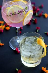 Due cocktail con limone e elementi floreali