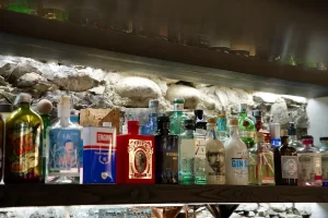 Mensola con bottiglie di super alcolici